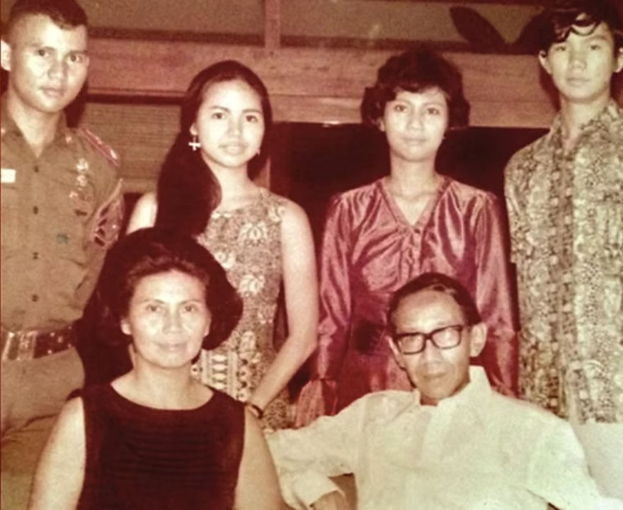 Prabowo Subianto bersama orang tuanya, Sumitro Djojohadikusumo dan Dora Marie Sigar. (Instagram Prabowo Subianto).