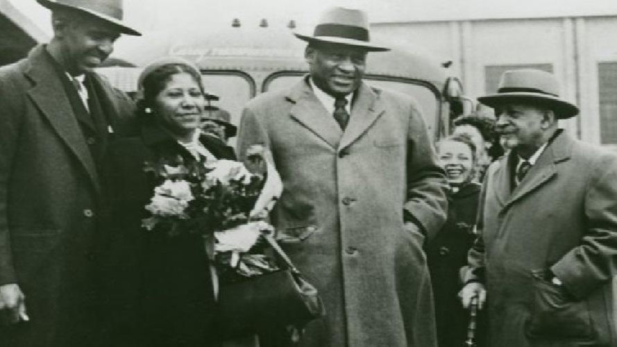 Kiri-kanan: Alphaeus Hunton dan istrinya, Dorothy, Paul Robeson, dan William Edward Burghardt Du Bois. (Digital Collections of The New York Public Library).