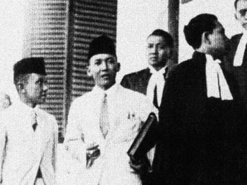 Sukarno saat mengajukan pledoinya di Pengadilan Landraad, Bandung, 1930. (Wikimedia Commons).