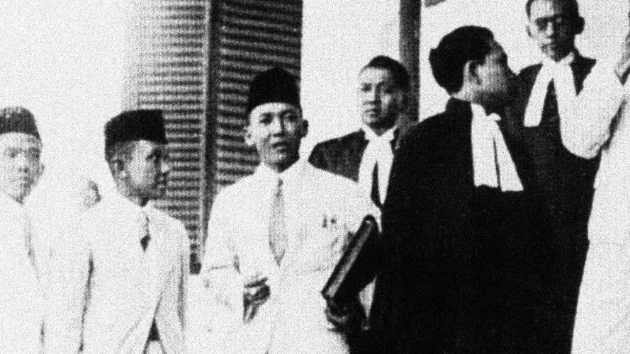 Sukarno saat mengajukan pledoinya di Pengadilan Landraad, Bandung, 1930. (Wikimedia Commons).