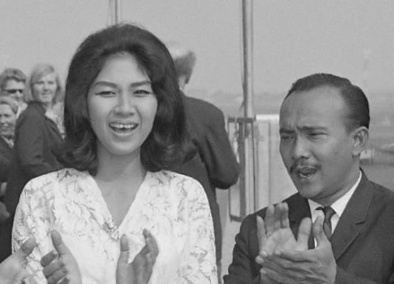 Titiek Puspa bersama Bing Slamet dalam sebuah acara di Belanda pada 5 Juni 1965. (Jack de Nijs for Anefo/Wikimedia Commons).