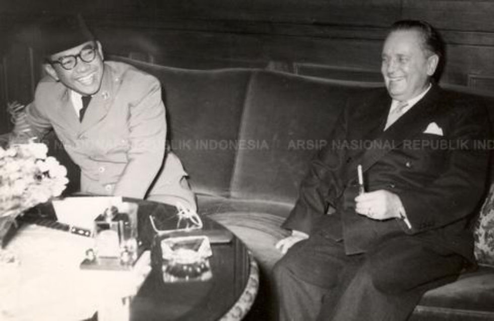 Presiden Sukarno dan Presiden Yugoslavia Josip Broz Tito bercengkrama di Hotel Metropol, Beograd, Yugoslavia, 1961. (ANRI).