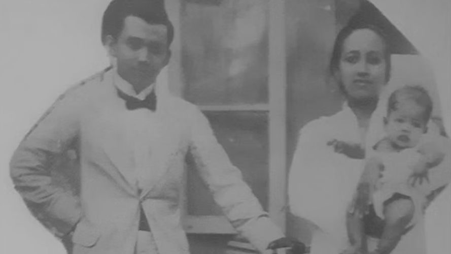 Achmad Subardjo, Siti Alimah, dan Herawati kecil dalam foto keluarga. (Kembara Tiada Berakhir).
