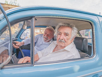 Presiden Uruguay Jose Mujica yang sederhana sedang mengendarai VW "Kodok" tuanya. Di masa pemerintahannya, Uruguay melegalisasi ganja. (Palácio do Planalto/Wikimedia Commons).