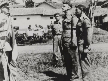 Kapten Raymond Westerling (paling kanan) dalam penyerahan komando pada 21 November 1948. (NIMH).