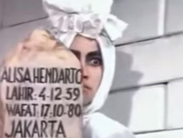 Suzzanna berperan sebagai pocong di film Sundel Bolong (1981).