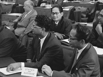 Iding Soemita (tengah) sebagai anggota parlemen Suriname di Den Haag, Belanda, 11 Juli 1962. (Arsip Nasional Belanda).