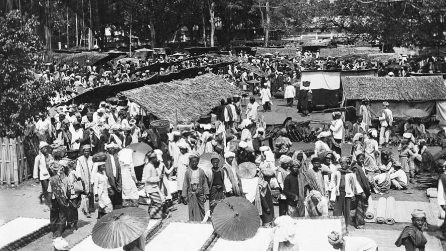 Suasana pasar di Payakumbuh, Sumatra Barat tahun 1920. (KITLV).