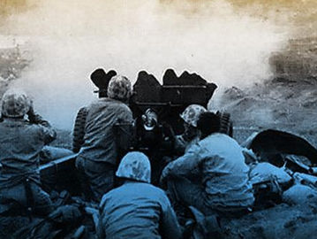 Penggempuran pertahanan Jepang oleh marinir AS di Iwo Jima. (Wikimedia Commons).