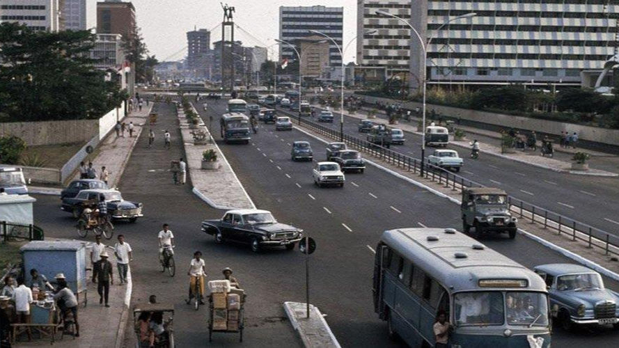 Jalan M.H. Thamrin, Jakarta dekade 1970-an. Masih ada ruang untuk pesepeda dan penarik becak. (gahetna.nl).