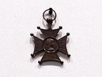 Salib Lombok (Lombokkruis) jadi satu dari sekian banyak benda repatriasi yang dipamerkan dalam Pameran Repatriasi 2024. (Riyono Rusli/Historia.ID).