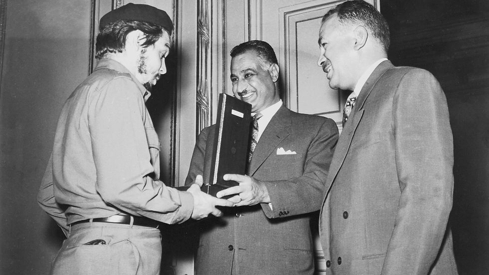 Ernesto "Che" Guevara (kiri) saat bertemu Presiden Gamal Abdel Nasser. (Wikimedia Commons).