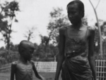 Seorang ibu dan anaknya yang kurang gizi di Cirebon saat krisis ekonomi tahun 1930-an. (KITLV).