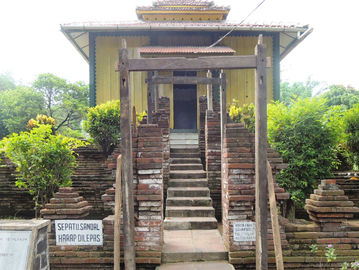 Makam Amangkurat I di Kompleks Tegal Arum, Dusun Pakuncen, Pasarean, Adiwerna, Tegal, Jawa Tengah. (Kementerian Pendidikan dan Kebudayaan/Wikimedia Commons).