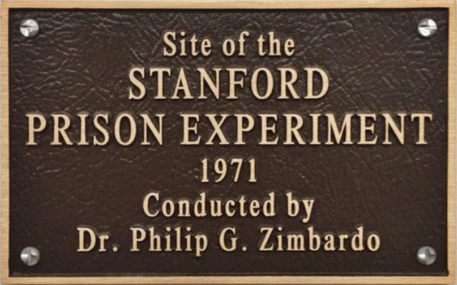 Plakat yang menandai lokasi berlangsungnya eksperimen penjara Stanford. (Wikimedia Commons).