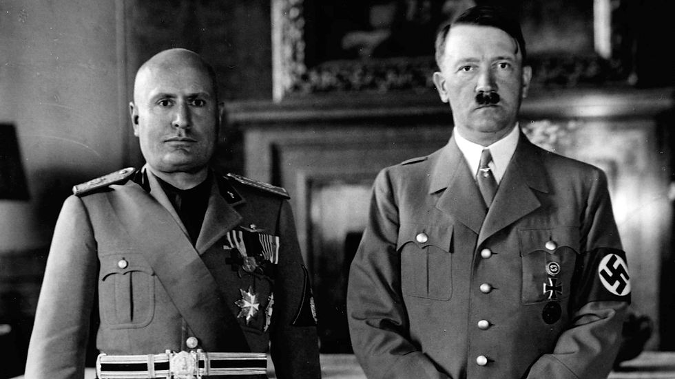 Benito Mussolini, pemimpin Partai Fasis Italia, dan Adolf Hitler, pemimpin Partai Nazi di Jerman. (Wikimedia Commons).