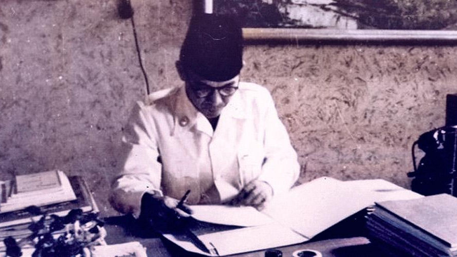 Presiden Sukarno di ruang kerjanya di Istana Merdeka, 1950. (IPPHOS).