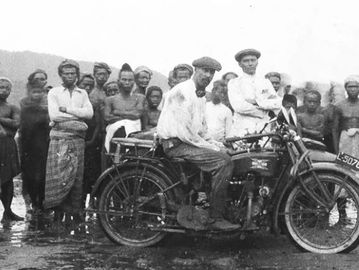 Pengendara motor pada zaman Belanda tahun 1922. (KITLV).