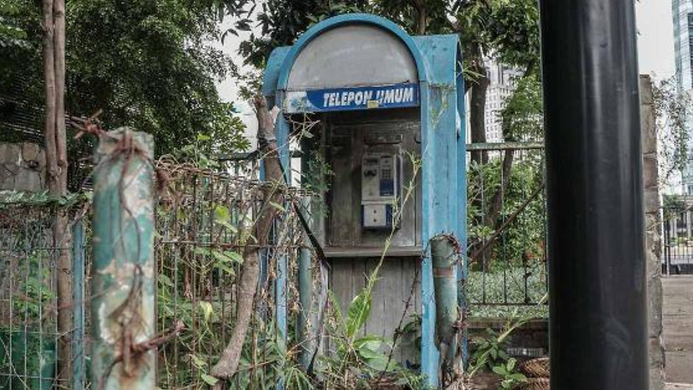 Telepon umum yang sudah tidak berfungsi di Gelora Bung Karno, Jakarta. (Fernando Randy/Historia.ID).