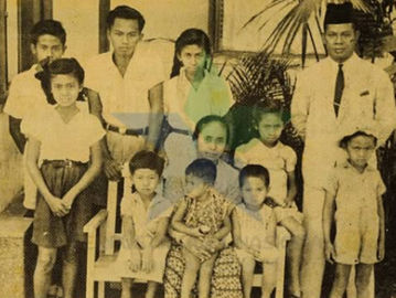 Oto Iskandar di Nata bersama keluarga. (Sinar Harapan, 29 Maret 1974/Perpusnas RI).