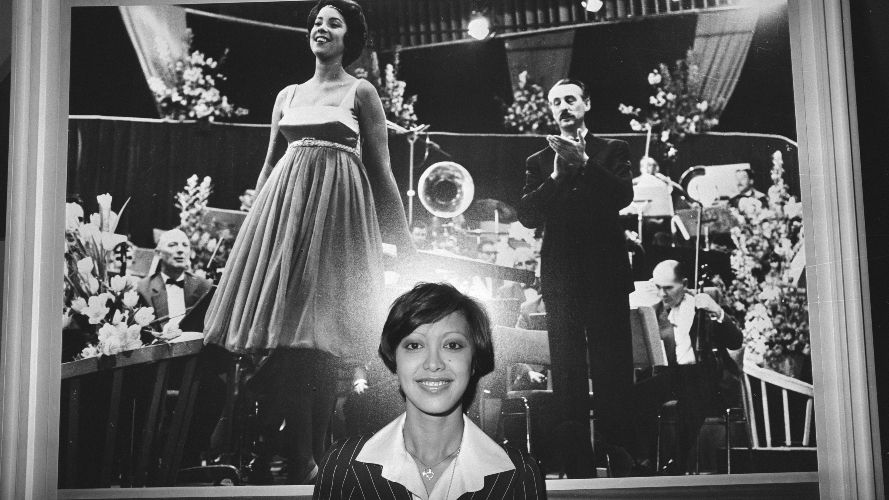 Sandra Reemer saat latihan untuk Kontes Lagu Eurovision 1976. Penyanyi Belanda ini ayahnya mantan serdadu KNIL. (Rob Mieremet/Nationaal Archief).