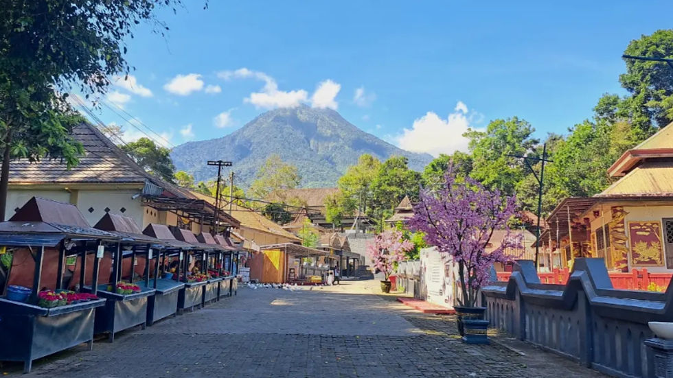 Dalam kepercayaan klenik, Gunung Kawi disebut tempat mencari ilmu. Namun, pergi ke Gunung Kawi identik dengan orang yang ingin cepat kaya dengan ritual mistik.