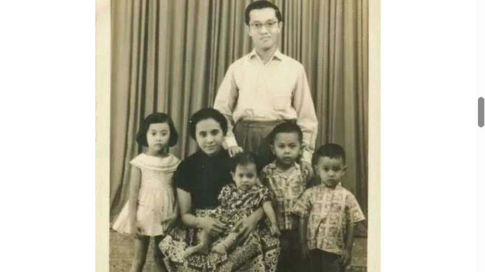 Njoto dan Soetarni bersama empat anaknya, 1960-an. (19651966perpustakaanonline.wordpress.com).