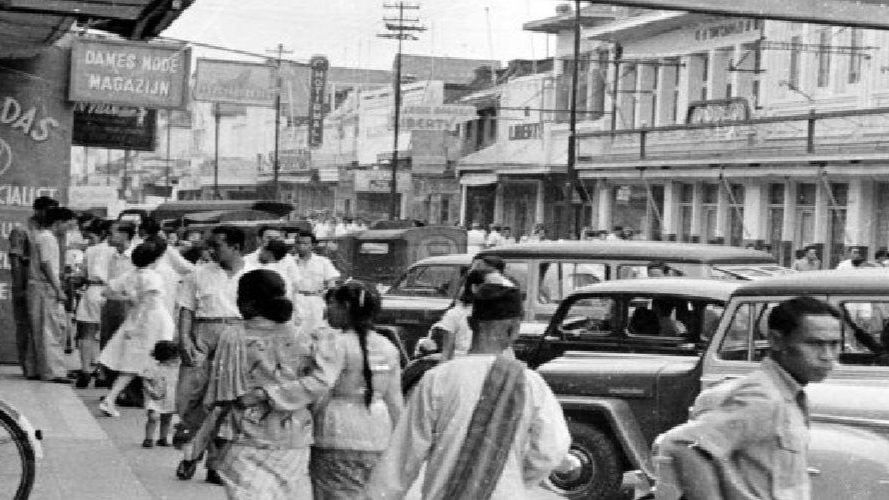 Suasana di Pasar Baru, Jakarta. Pasar Baru telah menjadi pusat perdagangan di Jakarta sejak zaman kolonial Belanda. (Wikimedia Commons/Wereldmuseum Amsterdam).
