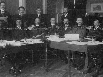 Henk Sneevliet (ketiga dari kanan) berfoto bersama pengurus NVSTV. (Dok. Keluarga Henk Sneevliet/Historia.ID).