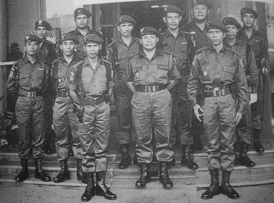AKBP Mangil Martowidjojo (tengah) bersama anak buahnya, sebagian kecil perwira Detasemen Kawal Pribadi Presiden Sukarno tahun 1966. (Repro Kesaksian tentang Bung Karno 1945-1967).