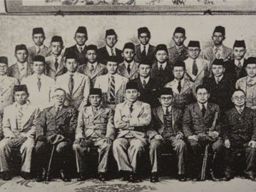 Mahasiswa di Jepang berfoto bersama Sukarno dan Mohammad Hatta. (persada.or.id).