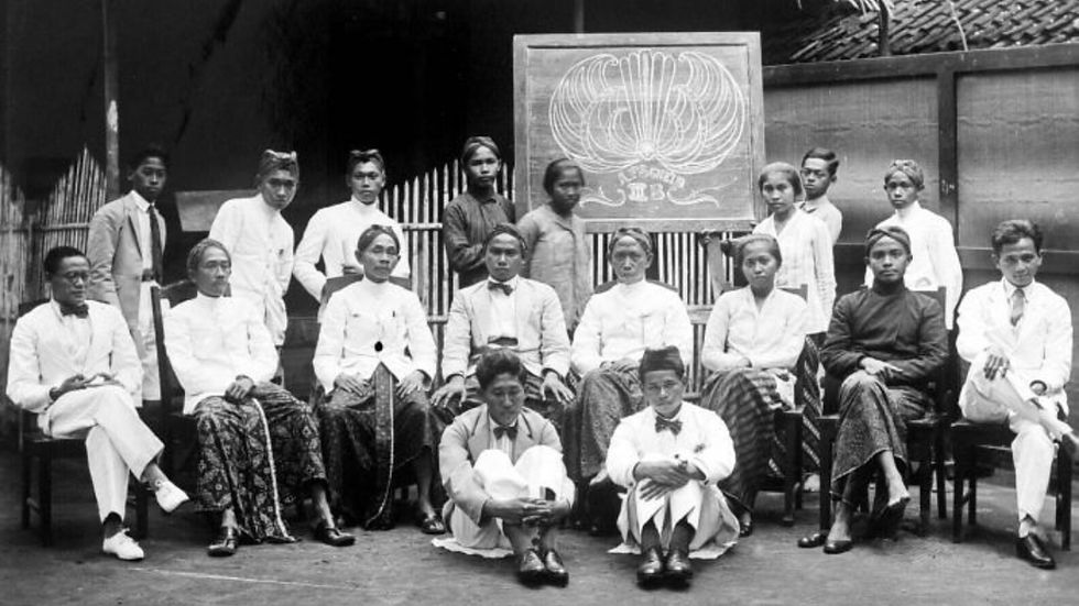 Staf pengajar Institut Pendidikan Nasional Taman Siswa di Yogyakarta. (Wereldmuseum Amsterdam/Wikimedia Commons).