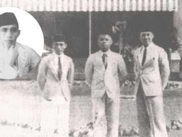 Samaun Bakri (kiri) dan Sukarno (kanan) di depan rumah Sukarno di Bengkulu, 1939. (Dok. Fuad S. Bakri).