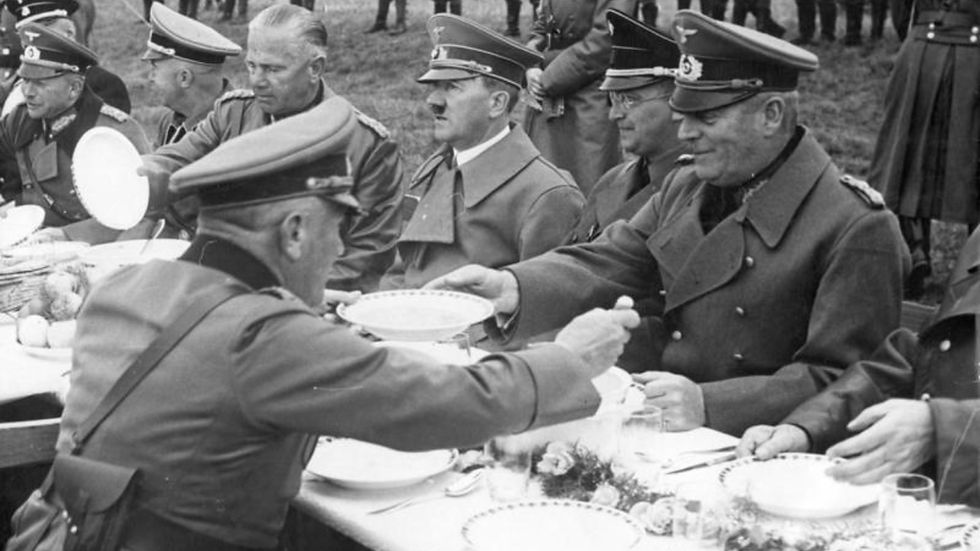 Adolf Hitler dalam jamuan makan siang bersama para perwira Nazi di Sudetenland, 1938. (Bundesarchiv/Wikimedia Commons).