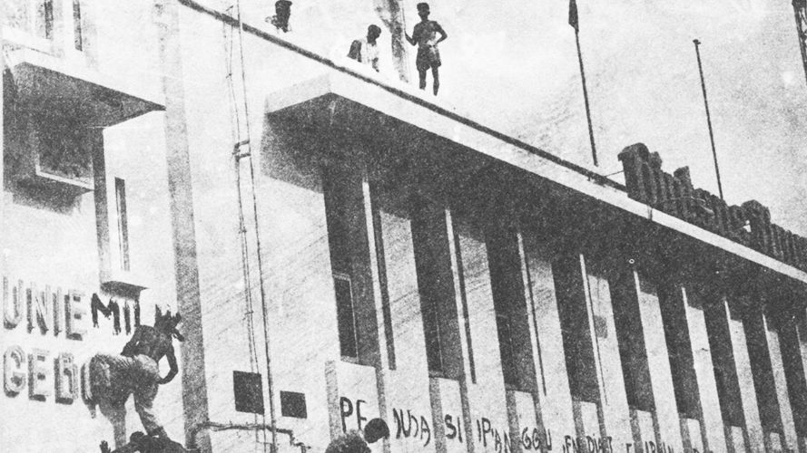 Serikat buruh mengambilalih percetakan De Unie di Jakarta, Desember 1957. (Repro 30 Tahun Indonesia Merdeka).