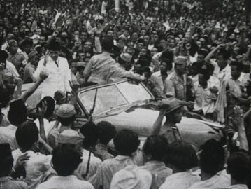 Presiden Sukarno disambut rakyat Jakarta setibanya dari pengasingan. (IPPHOS).