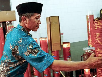 Pak Parto sudah puluhan tahun bekerja di Klenteng Da Bo Gong Ancol. (Fernando Randy/Historia.ID).