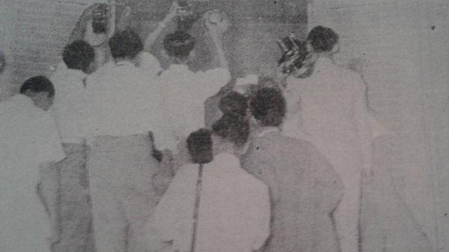Fotografer berebut tempat untuk mengambil gambar pada KAA 1955.