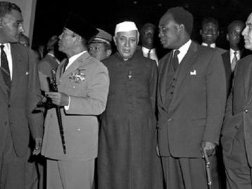 Kiri-kanan: Presiden Mesir Gamal Abdel Nasser, Presiden Indonesia Sukarno, Perdana Menteri India Jawaharlal Nehru, dan Presiden Ghana Kwame Nkrumah, dalam acara Konferensi Asia Afrika di Bandung tahun 1955. (UN Photo/MB).