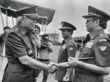 Jenderal TNI Widodo mendapat ucapan selamat saat dilantik sebagai KSAD. (Perpusnas RI).