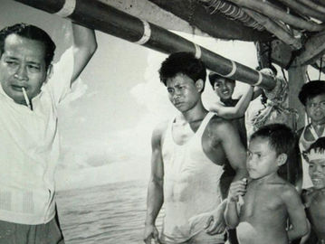Soeharto memancing di laut ditemani anak-anak nelayan, 1971.