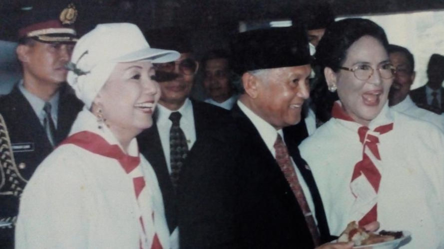 Nani Widjaja kala memeriahkan peringatan HUT TNI pada 1999 bersama Connie Sutedja. (Dok. Connie Sutedja/Randy Wirayudha).