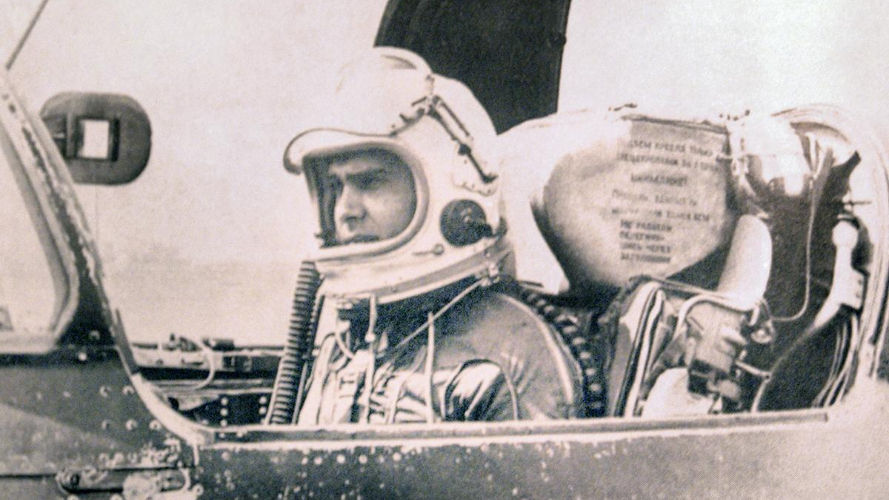 Larangan pemerintah Kuba membuatnya melakukan penerbangan gila. Mantan pilot AU Kuba itu mempertaruhkan nyawa demi mendapatkan keluarganya.