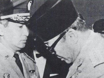 Presiden Sukarno melantik Letnan Jenderal Soeharto sebagai Menteri Panglima Angkatan Darat, 16 Oktober 1965. (IPPHOS).