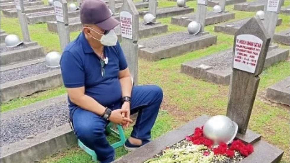 Indro Warkop ziarah ke makam ayahnya, Irjen Polisi (Purn.) R. Mochammad Oemargatab di Taman Makam Pahlawan Kalibata, Jakarta Selatan. (Instagram @indrowarkop_asli).