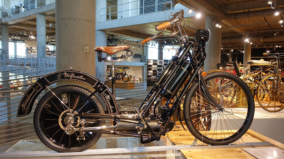 Motor Hildebrand und Wolfmuller tahun 1894 di Barber Vintage Motorsports Museum di Birmingham, Alabama. (Wikimedia Commons).