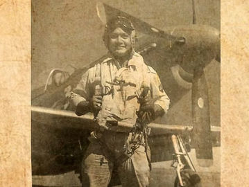 Leo Wattimena di depan pesawat tempur P-51 Mustang. (Repro Pahlawan Dirgantara).