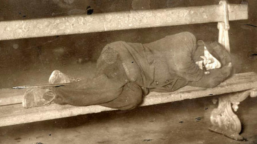 Gelandangan tidur di bangku taman. (geheugenvannederland.nl).