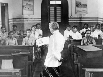 Proses belajar di Taman Siswa Bandung. (Tropenmuseum/Wikimedia Commons).