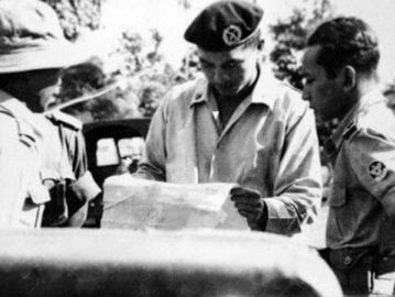 Alex Kawilarang (tengah) dan Soeharto (kanan). (Wikimedia Commons).